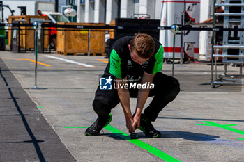 2024-06-05 - Stake F1 Team Kick Sauber preparing pitlane
during Formula 1 Aws Grand Prix du Canada 2024, Montreal, Quebec, Canada, from Jun 6th to 9th - Rounfd 9 of 24 of 2024 F1 World Championship - FORMULA 1 AWS GRAND PRIX DU CANADA 2024 - FORMULA 1 - MOTORS