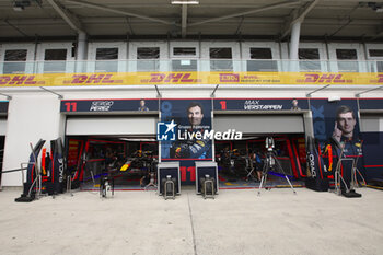 2024-06-06 - Red Bull Racing garage, box, during the Formula 1 AWS Grand Prix du Canada 2024, 9th round of the 2024 Formula One World Championship from June 07 to 09, 2024 on the Circuit Gilles Villeneuve, in Montréal, Canada - F1 - CANADIAN GRAND PRIX 2024 - FORMULA 1 - MOTORS