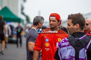 2024-06-06 - Carlos Sainz Jr. (ESP) - Scuderia Ferrari - Ferrari SF-24 - Ferrari waving the fans during Formula 1 Aws Grand Prix du Canada 2024, Montreal, Quebec, Canada, from Jun 6th to 9th - Rounfd 9 of 24 of 2024 F1 World Championship - FORMULA 1 AWS GRAND PRIX DU CANADA 2024 - FORMULA 1 - MOTORS