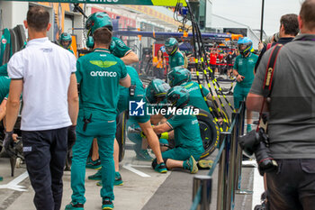 2024-06-06 - Aston Martin Aramco F1 Team working in pitlane and garage during Formula 1 Aws Grand Prix du Canada 2024, Montreal, Quebec, Canada, from Jun 6th to 9th - Rounfd 9 of 24 of 2024 F1 World Championship - FORMULA 1 AWS GRAND PRIX DU CANADA 2024 - FORMULA 1 - MOTORS