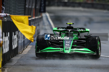 2024-06-07 - 24 ZHOU Guanyu (chi), Stake F1 Team Kick Sauber C44, action crash, accident, during the Formula 1 AWS Grand Prix du Canada 2024, 9th round of the 2024 Formula One World Championship from June 07 to 09, 2024 on the Circuit Gilles Villeneuve, in Montréal, Canada - F1 - CANADIAN GRAND PRIX 2024 - FORMULA 1 - MOTORS