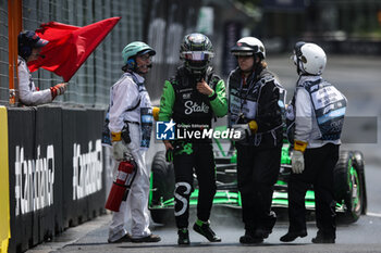 2024-06-07 - ZHOU Guanyu (chi), Stake F1 Team Kick Sauber C44, portrait marshall, commissaire de piste, marshal, marshalls, marshals crash, accident, during the Formula 1 AWS Grand Prix du Canada 2024, 9th round of the 2024 Formula One World Championship from June 07 to 09, 2024 on the Circuit Gilles Villeneuve, in Montréal, Canada - F1 - CANADIAN GRAND PRIX 2024 - FORMULA 1 - MOTORS