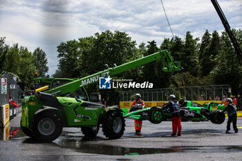 2024-06-07 - marshall, commissaire de piste, marshal, marshalls, marshals 24 ZHOU Guanyu (chi), Stake F1 Team Kick Sauber C44, action crash, accident, during the Formula 1 AWS Grand Prix du Canada 2024, 9th round of the 2024 Formula One World Championship from June 07 to 09, 2024 on the Circuit Gilles Villeneuve, in Montréal, Canada - F1 - CANADIAN GRAND PRIX 2024 - FORMULA 1 - MOTORS