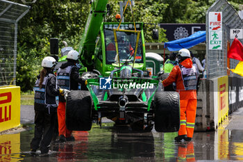 2024-06-07 - marshall, commissaire de piste, marshal, marshalls, marshals 24 ZHOU Guanyu (chi), Stake F1 Team Kick Sauber C44, action crash, accident, during the Formula 1 AWS Grand Prix du Canada 2024, 9th round of the 2024 Formula One World Championship from June 07 to 09, 2024 on the Circuit Gilles Villeneuve, in Montréal, Canada - F1 - CANADIAN GRAND PRIX 2024 - FORMULA 1 - MOTORS