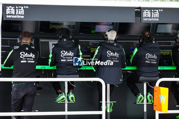 2024-06-08 - Stake F1 Team Kick Sauber, ambiance pitwall during the Formula 1 AWS Grand Prix du Canada 2024, 9th round of the 2024 Formula One World Championship from June 07 to 09, 2024 on the Circuit Gilles Villeneuve, in Montréal, Canada - F1 - CANADIAN GRAND PRIX 2024 - FORMULA 1 - MOTORS