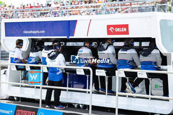 2024-06-08 - Visa Cash App RB F1 Team pitwall engineers during the Formula 1 AWS Grand Prix du Canada 2024, 9th round of the 2024 Formula One World Championship from June 07 to 09, 2024 on the Circuit Gilles Villeneuve, in Montréal, Canada - F1 - CANADIAN GRAND PRIX 2024 - FORMULA 1 - MOTORS