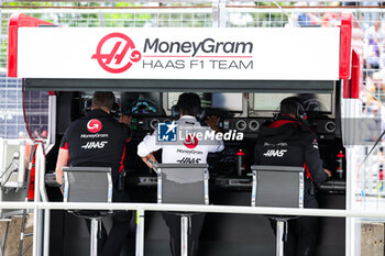 2024-06-08 - Haas F1 Team pitwall engineers during the Formula 1 AWS Grand Prix du Canada 2024, 9th round of the 2024 Formula One World Championship from June 07 to 09, 2024 on the Circuit Gilles Villeneuve, in Montréal, Canada - F1 - CANADIAN GRAND PRIX 2024 - FORMULA 1 - MOTORS