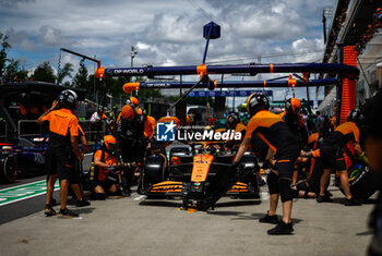 2024-06-08 - 81 PIASTRI Oscar (aus), McLaren F1 Team MCL38, action mechanic, mecanicien, mechanics during the Formula 1 AWS Grand Prix du Canada 2024, 9th round of the 2024 Formula One World Championship from June 07 to 09, 2024 on the Circuit Gilles Villeneuve, in Montréal, Canada - F1 - CANADIAN GRAND PRIX 2024 - FORMULA 1 - MOTORS