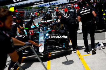 2024-06-08 - 63 RUSSELL George (gbr), Mercedes AMG F1 Team W15, mechanic, mecanicien, mechanics during the Formula 1 AWS Grand Prix du Canada 2024, 9th round of the 2024 Formula One World Championship from June 07 to 09, 2024 on the Circuit Gilles Villeneuve, in Montréal, Canada - F1 - CANADIAN GRAND PRIX 2024 - FORMULA 1 - MOTORS