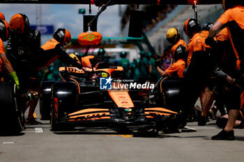 2024-06-08 - 81 PIASTRI Oscar (aus), McLaren F1 Team MCL38, action mechanic, mecanicien, mechanics during the Formula 1 AWS Grand Prix du Canada 2024, 9th round of the 2024 Formula One World Championship from June 07 to 09, 2024 on the Circuit Gilles Villeneuve, in Montréal, Canada - F1 - CANADIAN GRAND PRIX 2024 - FORMULA 1 - MOTORS