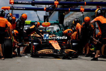 2024-06-08 - 04 NORRIS Lando (gbr), McLaren F1 Team MCL38, action mechanic, mecanicien, mechanics during the Formula 1 AWS Grand Prix du Canada 2024, 9th round of the 2024 Formula One World Championship from June 07 to 09, 2024 on the Circuit Gilles Villeneuve, in Montréal, Canada - F1 - CANADIAN GRAND PRIX 2024 - FORMULA 1 - MOTORS