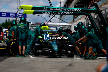 2024-06-08 - 14 ALONSO Fernando (spa), Aston Martin F1 Team AMR24, action mechanic, mecanicien, mechanics during the Formula 1 AWS Grand Prix du Canada 2024, 9th round of the 2024 Formula One World Championship from June 07 to 09, 2024 on the Circuit Gilles Villeneuve, in Montréal, Canada - F1 - CANADIAN GRAND PRIX 2024 - FORMULA 1 - MOTORS