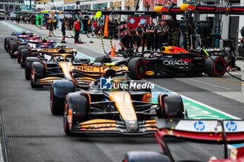 2024-06-08 - 81 PIASTRI Oscar (aus), McLaren F1 Team MCL38, 04 NORRIS Lando (gbr), McLaren F1 Team MCL38, 01 VERSTAPPEN Max (nld), Red Bull Racing RB20, action pitlane during the Formula 1 AWS Grand Prix du Canada 2024, 9th round of the 2024 Formula One World Championship from June 07 to 09, 2024 on the Circuit Gilles Villeneuve, in Montréal, Canada - F1 - CANADIAN GRAND PRIX 2024 - FORMULA 1 - MOTORS