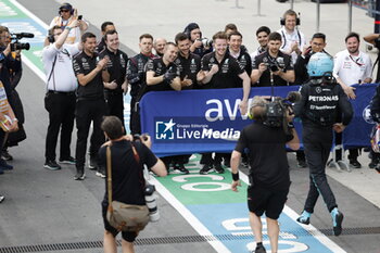 2024-06-08 - RUSSELL George (gbr), Mercedes AMG F1 Team W15, portrait pole position celebration mechanic, mecanicien, mechanics during the Formula 1 AWS Grand Prix du Canada 2024, 9th round of the 2024 Formula One World Championship from June 07 to 09, 2024 on the Circuit Gilles Villeneuve, in Montréal, Canada - F1 - CANADIAN GRAND PRIX 2024 - FORMULA 1 - MOTORS