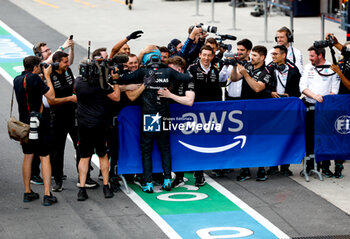 2024-06-08 - RUSSELL George (gbr), Mercedes AMG F1 Team W15, portrait pole position celebration mechanic, mecanicien, mechanics during the Formula 1 AWS Grand Prix du Canada 2024, 9th round of the 2024 Formula One World Championship from June 07 to 09, 2024 on the Circuit Gilles Villeneuve, in Montréal, Canada - F1 - CANADIAN GRAND PRIX 2024 - FORMULA 1 - MOTORS