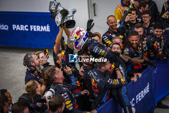 2024-06-09 - VERSTAPPEN Max (ned), Red Bull Racing RB20, portait celebrate his win during the Formula 1 AWS Grand Prix du Canada 2024, 9th round of the 2024 Formula One World Championship from June 07 to 09, 2024 on the Circuit Gilles Villeneuve, in Montréal, Canada - F1 - CANADIAN GRAND PRIX 2024 - FORMULA 1 - MOTORS