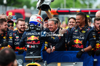 2024-06-09 - VERSTAPPEN Max (ned), Red Bull Racing RB20, portrait celebrating victory and VERMEULEN Raymond, his manager, during the Formula 1 AWS Grand Prix du Canada 2024, 9th round of the 2024 Formula One World Championship from June 07 to 09, 2024 on the Circuit Gilles Villeneuve, in Montréal, Canada - F1 - CANADIAN GRAND PRIX 2024 - FORMULA 1 - MOTORS