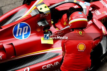 2024-06-20 - Scuderia Ferrari mechanic, mecanicien, mechanics during the Formula 1 Aramco Gran Premio de Espana 2024, 10th round of the 2024 Formula One World Championship from June 21 to 23, 2024 on the Circuit de Barcelona-Catalunya, in Montmeló, Spain - F1 - SPANISH GRAND PRIX 2024 - FORMULA 1 - MOTORS