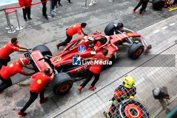 2024-06-20 - Scuderia Ferrari pit stop practice during the Formula 1 Aramco Gran Premio de Espana 2024, 10th round of the 2024 Formula One World Championship from June 21 to 23, 2024 on the Circuit de Barcelona-Catalunya, in Montmeló, Spain - F1 - SPANISH GRAND PRIX 2024 - FORMULA 1 - MOTORS