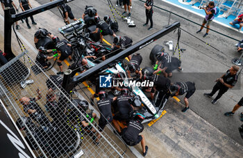 2024-06-20 - Mercedes AMG F1 Team pit stop practice during the Formula 1 Aramco Gran Premio de Espana 2024, 10th round of the 2024 Formula One World Championship from June 21 to 23, 2024 on the Circuit de Barcelona-Catalunya, in Montmeló, Spain - F1 - SPANISH GRAND PRIX 2024 - FORMULA 1 - MOTORS