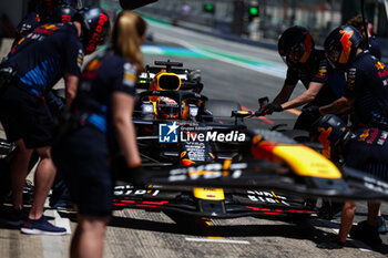 2024-06-21 - 01 VERSTAPPEN Max (nld), Red Bull Racing RB20, action pitstop during the Formula 1 Aramco Gran Premio de Espana 2024, 10th round of the 2024 Formula One World Championship from June 21 to 23, 2024 on the Circuit de Barcelona-Catalunya, in Montmeló, Spain - F1 - SPANISH GRAND PRIX 2024 - FORMULA 1 - MOTORS