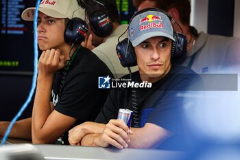 2024-06-21 - MotoGP rider Marc Marquez in the Red Bull Racing garage, box, during the Formula 1 Aramco Gran Premio de Espana 2024, 10th round of the 2024 Formula One World Championship from June 21 to 23, 2024 on the Circuit de Barcelona-Catalunya, in Montmeló, Spain - F1 - SPANISH GRAND PRIX 2024 - FORMULA 1 - MOTORS