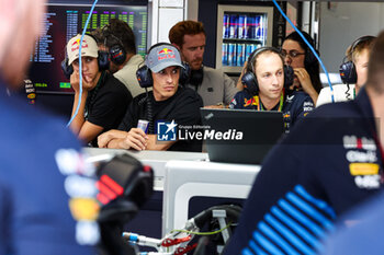 2024-06-21 - MotoGP rider Marc Marquez in the Red Bull Racing garage, box, during the Formula 1 Aramco Gran Premio de Espana 2024, 10th round of the 2024 Formula One World Championship from June 21 to 23, 2024 on the Circuit de Barcelona-Catalunya, in Montmeló, Spain - F1 - SPANISH GRAND PRIX 2024 - FORMULA 1 - MOTORS