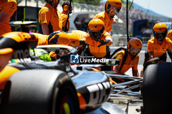 2024-06-21 - 04 NORRIS Lando (gbr), McLaren F1 Team MCL38, action pitstop during the Formula 1 Aramco Gran Premio de Espana 2024, 10th round of the 2024 Formula One World Championship from June 21 to 23, 2024 on the Circuit de Barcelona-Catalunya, in Montmeló, Spain - F1 - SPANISH GRAND PRIX 2024 - FORMULA 1 - MOTORS