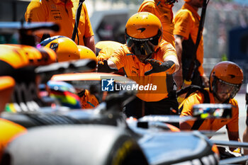 2024-06-21 - 81 PIASTRI Oscar (aus), McLaren F1 Team MCL38, action pitstop during the Formula 1 Aramco Gran Premio de Espana 2024, 10th round of the 2024 Formula One World Championship from June 21 to 23, 2024 on the Circuit de Barcelona-Catalunya, in Montmeló, Spain - F1 - SPANISH GRAND PRIX 2024 - FORMULA 1 - MOTORS