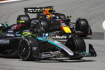 2024-06-21 - 01 VERSTAPPEN Max (nld), Red Bull Racing RB20, action 44 HAMILTON Lewis (gbr), Mercedes AMG F1 Team W15, action during the Formula 1 Aramco Gran Premio de Espana 2024, 10th round of the 2024 Formula One World Championship from June 21 to 23, 2024 on the Circuit de Barcelona-Catalunya, in Montmeló, Spain - F1 - SPANISH GRAND PRIX 2024 - FORMULA 1 - MOTORS