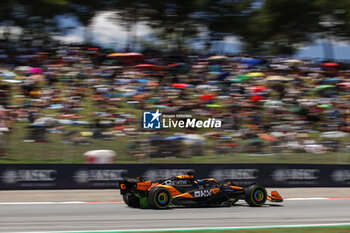 2024-06-21 - 81 PIASTRI Oscar (aus), McLaren F1 Team MCL38, action during the Formula 1 Aramco Gran Premio de Espana 2024, 10th round of the 2024 Formula One World Championship from June 21 to 23, 2024 on the Circuit de Barcelona-Catalunya, in Montmeló, Spain - F1 - SPANISH GRAND PRIX 2024 - FORMULA 1 - MOTORS