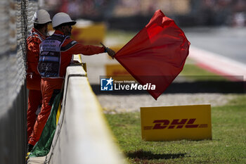 2024-06-21 - Marshal Red flag, drapeau during the Formula 1 Aramco Gran Premio de Espana 2024, 10th round of the 2024 Formula One World Championship from June 21 to 23, 2024 on the Circuit de Barcelona-Catalunya, in Montmeló, Spain - F1 - SPANISH GRAND PRIX 2024 - FORMULA 1 - MOTORS