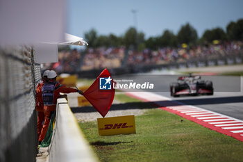 2024-06-21 - Marshal red flag, drapeau during the Formula 1 Aramco Gran Premio de Espana 2024, 10th round of the 2024 Formula One World Championship from June 21 to 23, 2024 on the Circuit de Barcelona-Catalunya, in Montmeló, Spain - F1 - SPANISH GRAND PRIX 2024 - FORMULA 1 - MOTORS