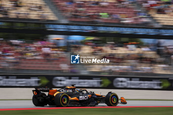 2024-06-21 - 81 PIASTRI Oscar (aus), McLaren F1 Team MCL38, action during the Formula 1 Aramco Gran Premio de Espana 2024, 10th round of the 2024 Formula One World Championship from June 21 to 23, 2024 on the Circuit de Barcelona-Catalunya, in Montmeló, Spain - F1 - SPANISH GRAND PRIX 2024 - FORMULA 1 - MOTORS