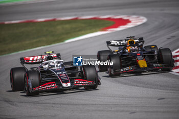 2024-06-21 - 27 HULKENBERG Nico (ger), Haas F1 Team VF-24 Ferrari and 01 VERSTAPPEN Max (nld), Red Bull Racing RB20, action during the Formula 1 Aramco Gran Premio de Espana 2024, 10th round of the 2024 Formula One World Championship from June 21 to 23, 2024 on the Circuit de Barcelona-Catalunya, in Montmeló, Spain - F1 - SPANISH GRAND PRIX 2024 - FORMULA 1 - MOTORS