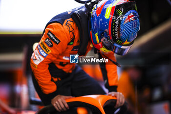 2024-06-21 - PIASTRI Oscar (aus), McLaren F1 Team MCL38, portrait during the Formula 1 Aramco Gran Premio de Espana 2024, 10th round of the 2024 Formula One World Championship from June 21 to 23, 2024 on the Circuit de Barcelona-Catalunya, in Montmeló, Spain - F1 - SPANISH GRAND PRIX 2024 - FORMULA 1 - MOTORS