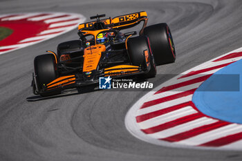 2024-06-21 - 81 PIASTRI Oscar (aus), McLaren F1 Team MCL38, action during the Formula 1 Aramco Gran Premio de Espana 2024, 10th round of the 2024 Formula One World Championship from June 21 to 23, 2024 on the Circuit de Barcelona-Catalunya, in Montmeló, Spain - F1 - SPANISH GRAND PRIX 2024 - FORMULA 1 - MOTORS