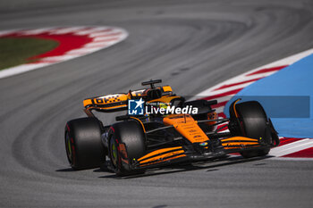 2024-06-21 - 81 PIASTRI Oscar (aus), McLaren F1 Team MCL38, action during the Formula 1 Aramco Gran Premio de Espana 2024, 10th round of the 2024 Formula One World Championship from June 21 to 23, 2024 on the Circuit de Barcelona-Catalunya, in Montmeló, Spain - F1 - SPANISH GRAND PRIX 2024 - FORMULA 1 - MOTORS