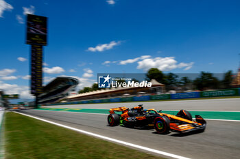 2024-06-21 - 81 PIASTRI Oscar (aus), McLaren F1 Team MCL38, action during the Formula 1 Aramco Gran Premio de Espana 2024, 10th round of the 2024 Formula One World Championship from June 21 to 23, 2024 on the Circuit de Barcelona-Catalunya, in Montmeló, Spain - F1 - SPANISH GRAND PRIX 2024 - FORMULA 1 - MOTORS