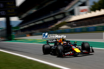 2024-06-21 - 01 VERSTAPPEN Max (nld), Red Bull Racing RB20, action during the Formula 1 Aramco Gran Premio de Espana 2024, 10th round of the 2024 Formula One World Championship from June 21 to 23, 2024 on the Circuit de Barcelona-Catalunya, in Montmeló, Spain - F1 - SPANISH GRAND PRIX 2024 - FORMULA 1 - MOTORS