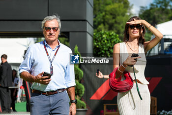 2024-06-22 - Rebecca Donaldson, girlfriend of Carlos Sainz junior, with his father, during the Formula 1 Aramco Gran Premio de Espana 2024, 10th round of the 2024 Formula One World Championship from June 21 to 23, 2024 on the Circuit de Barcelona-Catalunya, in Montmeló, Spain - F1 - SPANISH GRAND PRIX 2024 - FORMULA 1 - MOTORS