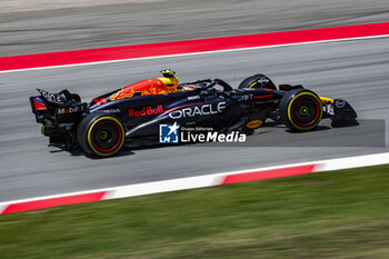 2024-06-22 - 11 PEREZ Sergio (mex), Red Bull Racing RB20, action during the Formula 1 Aramco Gran Premio de Espana 2024, 10th round of the 2024 Formula One World Championship from June 21 to 23, 2024 on the Circuit de Barcelona-Catalunya, in Montmeló, Spain - F1 - SPANISH GRAND PRIX 2024 - FORMULA 1 - MOTORS