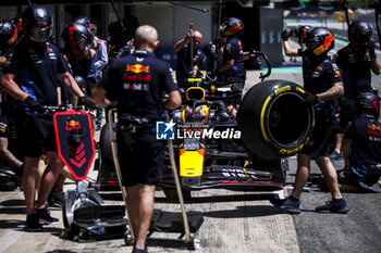 2024-06-22 - PEREZ Sergio (mex), Red Bull Racing RB20, portrait during the Formula 1 Aramco Gran Premio de Espana 2024, 10th round of the 2024 Formula One World Championship from June 21 to 23, 2024 on the Circuit de Barcelona-Catalunya, in Montmeló, Spain - F1 - SPANISH GRAND PRIX 2024 - FORMULA 1 - MOTORS