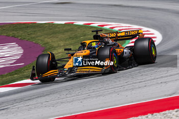 2024-06-22 - 81 PIASTRI Oscar (aus), McLaren F1 Team MCL38, action during the Formula 1 Aramco Gran Premio de Espana 2024, 10th round of the 2024 Formula One World Championship from June 21 to 23, 2024 on the Circuit de Barcelona-Catalunya, in Montmeló, Spain - F1 - SPANISH GRAND PRIX 2024 - FORMULA 1 - MOTORS