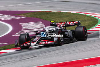 2024-06-22 - 27 HULKENBERG Nico (ger), Haas F1 Team VF-24 Ferrari, action during the Formula 1 Aramco Gran Premio de Espana 2024, 10th round of the 2024 Formula One World Championship from June 21 to 23, 2024 on the Circuit de Barcelona-Catalunya, in Montmeló, Spain - F1 - SPANISH GRAND PRIX 2024 - FORMULA 1 - MOTORS