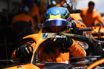 2024-06-22 - PIASTRI Oscar (aus), McLaren F1 Team MCL38, portrait during the Formula 1 Aramco Gran Premio de Espana 2024, 10th round of the 2024 Formula One World Championship from June 21 to 23, 2024 on the Circuit de Barcelona-Catalunya, in Montmeló, Spain - F1 - SPANISH GRAND PRIX 2024 - FORMULA 1 - MOTORS