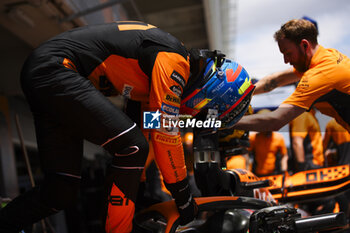 2024-06-22 - PIASTRI Oscar (aus), McLaren F1 Team MCL38, portrait during the Formula 1 Aramco Gran Premio de Espana 2024, 10th round of the 2024 Formula One World Championship from June 21 to 23, 2024 on the Circuit de Barcelona-Catalunya, in Montmeló, Spain - F1 - SPANISH GRAND PRIX 2024 - FORMULA 1 - MOTORS