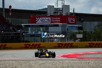 2024-06-22 - 01 VERSTAPPEN Max (nld), Red Bull Racing RB20, action during the Formula 1 Aramco Gran Premio de Espana 2024, 10th round of the 2024 Formula One World Championship from June 21 to 23, 2024 on the Circuit de Barcelona-Catalunya, in Montmeló, Spain - F1 - SPANISH GRAND PRIX 2024 - FORMULA 1 - MOTORS