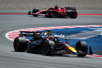 2024-06-22 - 01 VERSTAPPEN Max (nld), Red Bull Racing RB20, 55 SAINZ Carlos (spa), Scuderia Ferrari SF-24, action during the Formula 1 Aramco Gran Premio de Espana 2024, 10th round of the 2024 Formula One World Championship from June 21 to 23, 2024 on the Circuit de Barcelona-Catalunya, in Montmeló, Spain - F1 - SPANISH GRAND PRIX 2024 - FORMULA 1 - MOTORS