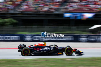 2024-06-22 - 11 PEREZ Sergio (mex), Red Bull Racing RB20, action during the Formula 1 Aramco Gran Premio de Espana 2024, 10th round of the 2024 Formula One World Championship from June 21 to 23, 2024 on the Circuit de Barcelona-Catalunya, in Montmeló, Spain - F1 - SPANISH GRAND PRIX 2024 - FORMULA 1 - MOTORS